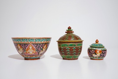 Een Chinese Bencharong dekselkom, een kom met zwarte fond en een dekselvaasje, 19e eeuw